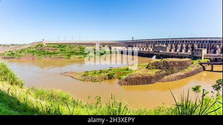 La più grande diga idroelettrica di Itaipu sul fiume Parana, situata al confine tra Brasile e Paraguay Foto Stock