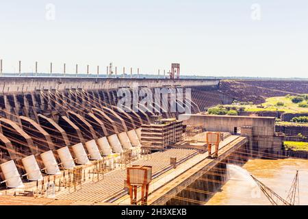 La più grande diga idroelettrica di Itaipu sul fiume Parana, situata al confine tra Brasile e Paraguay Foto Stock