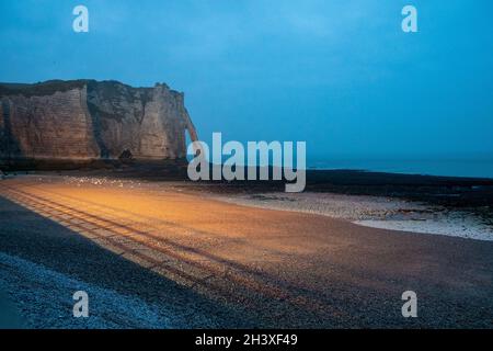 Vista di scogliere e Spiaggia di Etretat di sera Normandia Francia Foto Stock