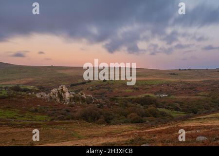 Dartmoor, Devon, Regno Unito. 30th Ott 2021. UK Weather: Dopo una settimana di pioggia torenziale, il cielo si schiarisce su Dartmoor rivelando vivaci colori autunnali che emergono nella brughiera. Immagine ripresa dall'Ovest del Parco Nazionale vicino a Heckwood Tor guardando verso Vixen Tor al tramonto. Credit: PQ/Alamy Live News Foto Stock