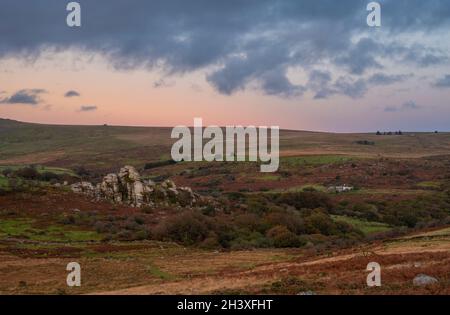 Dartmoor, Devon, Regno Unito. 30th Ott 2021. UK Weather: Dopo una settimana di pioggia torenziale, il cielo si schiarisce su Dartmoor rivelando vivaci colori autunnali che emergono nella brughiera. Immagine ripresa dall'Ovest del Parco Nazionale vicino a Heckwood Tor guardando verso Vixen Tor al tramonto. Credit: PQ/Alamy Live News Foto Stock