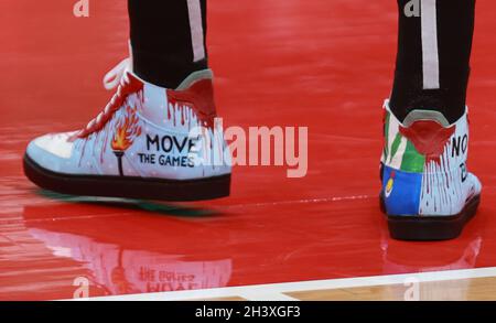 Washington, DC, Stati Uniti. 30 Ott 2021. Primo piano delle sneakers di Ees Kanter che protestano contro la Cina ospitando le Olimpiadi invernali del 2022 il 30 ottobre 2021. Credit: Mpi34/Media Punch/Alamy Live News Foto Stock