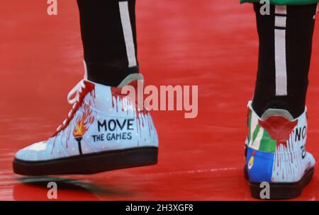 Washington, DC, Stati Uniti. 30 Ott 2021. Primo piano delle sneakers di Ees Kanter che protestano contro la Cina ospitando le Olimpiadi invernali del 2022 il 30 ottobre 2021. Credit: Mpi34/Media Punch/Alamy Live News Foto Stock