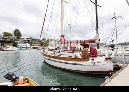 Barche e yacht in un porto turistico di Pittwater nella regione delle spiagge settentrionali di Sydney, NSW, Australia Foto Stock