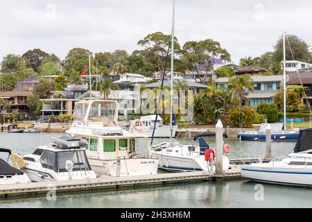 Barche e yacht in un porto turistico di Pittwater nella regione delle spiagge settentrionali di Sydney, NSW, Australia Foto Stock