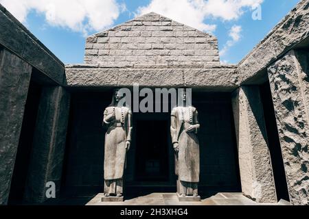 Ingresso al mausoleo di Pietro II Petrovic Njegos con due alte statue, sulla cima del Monte Lovcen, Montenegro. Foto Stock