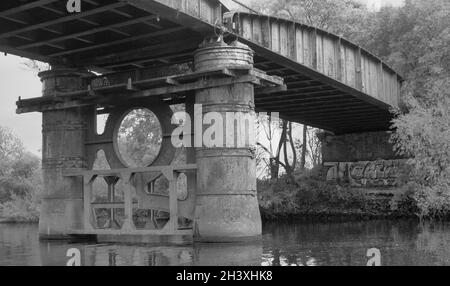 Il ponte di oscillazione della ferrovia di Naburn costruito nel 1871, progettato per mantenere la navigazione commerciale del fiume Ouse, ha operato 24/7 per aprire il ponte a. Foto Stock