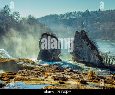 Rocce alle Cascate del Reno a Neuhausen vicino a Schaffhausen, Svizzera Foto Stock