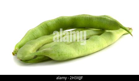 Cialde di fagioli verdi isolate su sfondo bianco Foto Stock