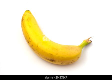 Banana con macchie nere isolate su sfondo bianco. Banana troppo matura. Foto Stock