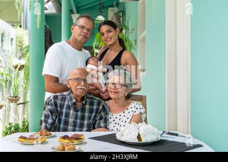 Foto di famiglia, nonni, figlio, nipote e bisnonno Foto Stock