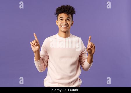 Girovita-up ritratto di sognante, bello 25s giovane ispanico che vede buona promozione, migliore offerta o offerta dal negozio online, pointin Foto Stock