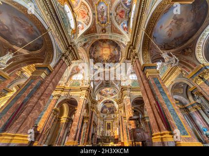 Mondovì, Cuneo, Piemonte, Italia - 23 ottobre 2021: Cattedrale di San Donato (1753 Arch Francesco Gallo) sede del Vescovo, vista interna con la tre Foto Stock