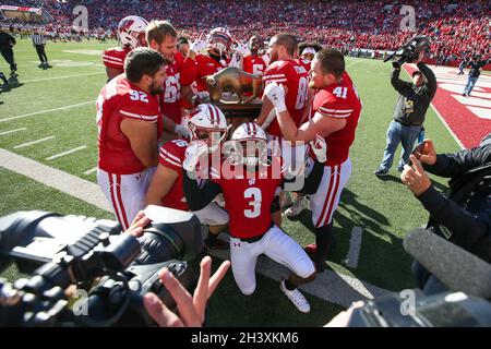 Madison, WISCONSIN, Stati Uniti. 30 Ott 2021. I distintivi del Wisconsin si affrettano a reclamare l'Hartland Trophy dopo la partita di football dell'NCAA tra gli Iowa Hawkeyes e i distintivi del Wisconsin al Camp Randall Stadium di Madison, WISCONSIN. Darren Lee/CSM/Alamy Live News Foto Stock