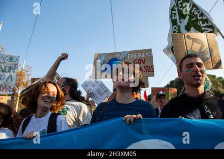 Roma, Italia. 30 Ott 2021. Durante la manifestazione i manifestanti hanno tenuto dei cartelli. Gli attivisti del clima del "venerdì per il futuro" hanno protestato contro il vertice del G20 dei leader mondiali di Roma. Credit: SOPA Images Limited/Alamy Live News Foto Stock