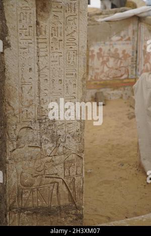 (211030) -- SAQQARA (EGITTO), 30 ottobre 2021 (Xinhua) -- la foto non raffigura una colonna scolpita con rilievi in un'antica tomba nella necropoli di Saqqara, a sud del Cairo, Egitto. Una missione archeologica dell'Università del Cairo ha svelato l'interno di una tomba nella necropoli di Saqqara vicino alle tre Piramidi di Giza, a sud della capitale Cairo, il Ministero Egizio del Turismo e delle Antichità ha detto in una dichiarazione il Sabato. (Ministero egiziano del Turismo e delle Antichità/Handout via Xinhua) Foto Stock