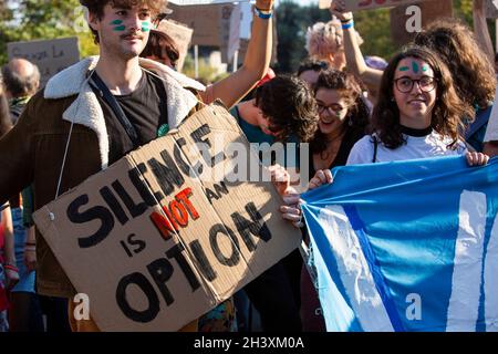 Roma, Italia. 30 Ott 2021. Un manifestante tiene un cartello che dice che il silenzio non è un'opzione durante la manifestazione.gli attivisti del clima di "venerdì per il futuro" hanno tenuto una protesta contro il G20 del vertice dei leader mondiali a Roma. Credit: SOPA Images Limited/Alamy Live News Foto Stock