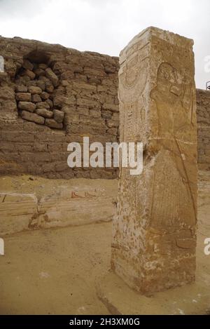 (211030) -- SAQQARA (EGITTO), 30 ottobre 2021 (Xinhua) -- la foto non raffigura una colonna scolpita con rilievi in un'antica tomba nella necropoli di Saqqara, a sud del Cairo, Egitto. Una missione archeologica dell'Università del Cairo ha svelato l'interno di una tomba nella necropoli di Saqqara vicino alle tre Piramidi di Giza, a sud della capitale Cairo, il Ministero Egizio del Turismo e delle Antichità ha detto in una dichiarazione il Sabato. (Ministero egiziano del Turismo e delle Antichità/Handout via Xinhua) Foto Stock