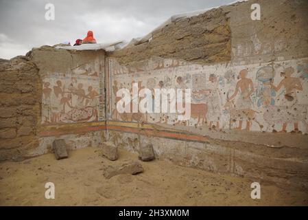 (211030) -- SAQQARA (EGITTO), 30 ottobre 2021 (Xinhua) -- la foto non raffigura disegni sulle pareti di un'antica tomba nella necropoli di Saqqara, a sud del Cairo, Egitto. Una missione archeologica dell'Università del Cairo ha svelato l'interno di una tomba nella necropoli di Saqqara vicino alle tre Piramidi di Giza, a sud della capitale Cairo, il Ministero Egizio del Turismo e delle Antichità ha detto in una dichiarazione il Sabato. (Ministero egiziano del Turismo e delle Antichità/Handout via Xinhua) Foto Stock