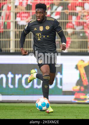 Alphonso DAVIES, FCB 19 nella partita 1.FC UNION BERLIN - FC BAYERN MUENCHEN 2-5 1.German Football League il 30 ottobre 2021 a Berlino, Germania. Stagione 2021/2022, giorno della settimana 10, 1.Bundesliga, FCB, München, 10.Spieltag. Fotografo: Peter Schatz - LE NORMATIVE DFL VIETANO L'USO DI FOTOGRAFIE come SEQUENZE DI IMMAGINI e/o QUASI-VIDEO - Foto Stock