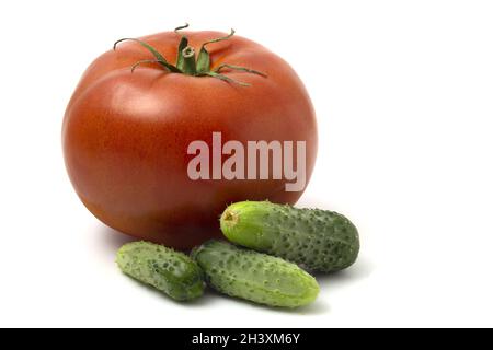 Cetrioli freschi e pomodoro rosso grande isolato su sfondo bianco. Foto Stock