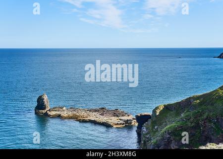 04 giugno 2021. Brixham, Regno Unito. Berry Head vista mare a Brixham, Devon, Regno Unito. Rocce nell'oceano. Foto Stock