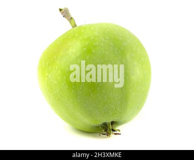 Mela verde con peduncolo isolato su sfondo bianco. Foto Stock