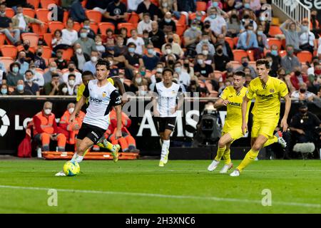 Valencia, Spagna. 30 Ott 2021. Hugo Guillamon di Valencia CF e Pau Francisco Torres, Moi Gomez di Villarreal CF in azione durante la Liga spagnola, partita di calcio tra Valencia CF e Villarreal CF allo stadio Mestalla.(Punteggio finale; Valencia CF 2:0 Villarreal CF) credito: SOPA Images Limited/Alamy Live News Foto Stock