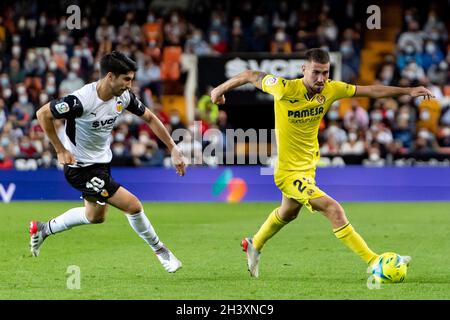 Valencia, Spagna. 30 Ott 2021. Carlos Soler di Valencia CF e Moi Gomez di Villarreal CF in azione durante la Liga spagnola, partita di calcio tra Valencia CF e Villarreal CF allo stadio Mestalla.(Punteggio finale; Valencia CF 2:0 Villarreal CF) Credit: SOPA Images Limited/Alamy Live News Foto Stock