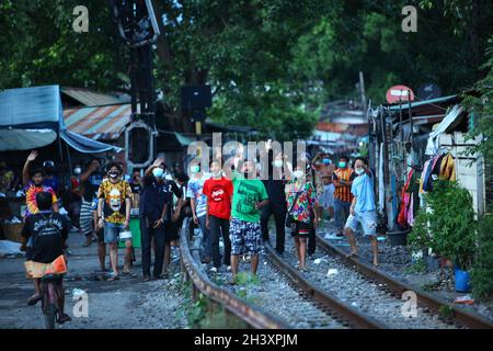 Bangkok, Tailandia. 16 Agosto 2021. I manifestanti thailandesi a favore della democrazia del gruppo Talu Fah si sono riuniti al Monumento alla Vittoria per una marcia pacifica alla casa del governo ed espellere il governo sotto il primo Ministro Prayut. (Foto di Kan Sangtong/Pacific Press) Credit: Pacific Press Media Production Corp./Alamy Live News Foto Stock