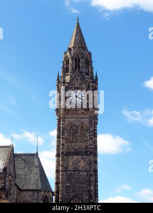 L'alta torre dell'orologio dello storico municipio di rochdale del XIX secolo nel lancashire con cielo blu estivo e nuvole bianche Foto Stock