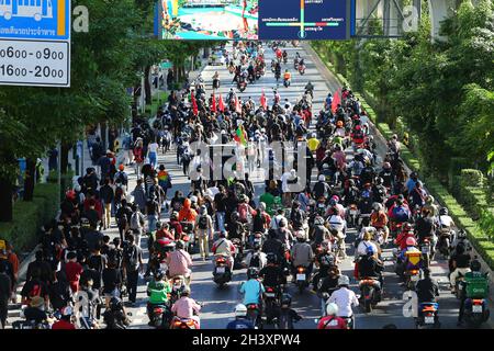 Bangkok, Tailandia. 16 Agosto 2021. I manifestanti thailandesi a favore della democrazia del gruppo Talu Fah si sono riuniti al Monumento alla Vittoria per una marcia pacifica alla casa del governo ed espellere il governo sotto il primo Ministro Prayut. (Foto di Kan Sangtong/Pacific Press) Credit: Pacific Press Media Production Corp./Alamy Live News Foto Stock