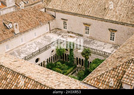 Dubrovnik, Croazia - 04 maggio 2016: Il cortile interno del monastero francescano di Dubrovnik, fotografato dalle mura di t Foto Stock