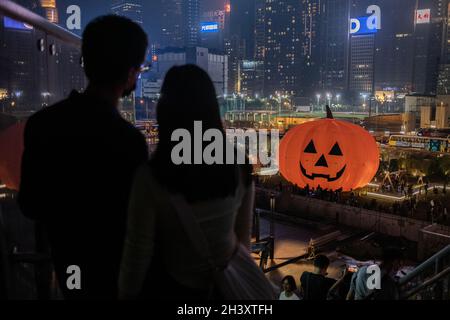 Hong Kong, Cina. 30 Ott 2021. Una zucca gonfiabile gigante allestita per Halloween è visto in WAN Chai. (Foto di Isaac Wong/SOPA Images/Sipa USA) Credit: Sipa USA/Alamy Live News Foto Stock