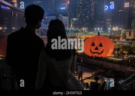 Hong Kong, Cina. 30 Ott 2021. Una zucca gonfiabile gigante allestita per Halloween è visto in WAN Chai. Credit: SOPA Images Limited/Alamy Live News Foto Stock