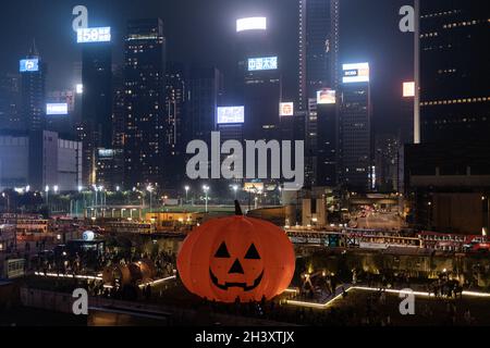 Hong Kong, Cina. 30 Ott 2021. Una zucca gonfiabile gigante allestita per Halloween è visto in WAN Chai. (Foto di Isaac Wong/SOPA Images/Sipa USA) Credit: Sipa USA/Alamy Live News Foto Stock
