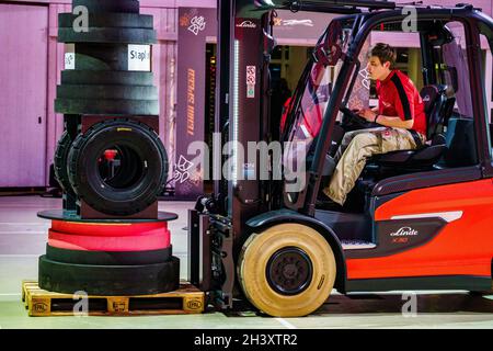 Aschaffenburg, Germania. 30 Ott 2021. Si sono svolti i campionati tedeschi di guida a carrelli elevatori, StaplerCup 2021. La finale dei campionati di guida dei carrelli elevatori è stata organizzata da Linde Material Handling GmbH: Melanie Holl, campione tedesco di guida dei carrelli elevatori 2021, raccoglie una torre impilata con il carrello elevatore in qualifica. Credit: Andreas Arnold/dpa/Alamy Live News Foto Stock