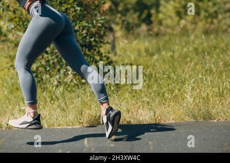 Runner donna in scarpe da running closeup di gambe donna sportive. Jogging femminile. Foto Stock
