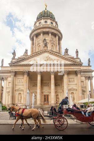 I turisti si recano in carrozza trainata da cavalli a Berlino, in Germania Foto Stock