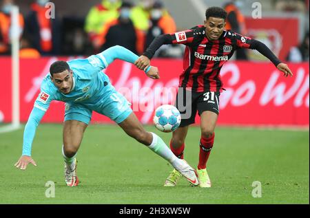 Leverkusen, Germania. 30 Ott 2021. Amine Adli di Bayer 04 Leverkusen, (a destra ), e Maxence Lacroix di Wolfsburg sono visti in azione durante la partita di calcio Bundesliga tra Bayer Leverkusen e Wolfsburg allo stadio BayArena di Leverkusen( Partitura finale; Bayer Leverkusen 0:2 Wolfsburg) credito: SOPA Images Limited/Alamy Live News Foto Stock