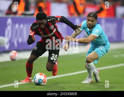 Leverkusen, Germania. 30 Ott 2021. Paulo Otavio di Wolfsburg, (a destra ), e Jeremie Frimpong di Bayer 04 Leverkusen sono visti in azione durante la partita di calcio Bundesliga tra Bayer Leverkusen e Wolfsburg allo stadio BayArena di Leverkusen (Punteggio finale; Bayer Leverkusen 0:2 Wolfsburg) credito: SOPA Images Limited/Alamy Live News Foto Stock