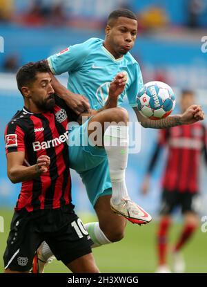 Leverkusen, Germania. 30 Ott 2021. Aster Vranckx di Wolfsburg, (a destra ), e Kerem Demirbay di Bayer 04 Leverkusen sono visti in azione durante la partita di calcio Bundesliga tra Bayer Leverkusen e Wolfsburg allo stadio BayArena di Leverkusen (Punteggio finale; Bayer Leverkusen 0:2 Wolfsburg) (Foto di Osama Faisal/SOPA Images/Sipa Live Alsburg USA) Foto Stock