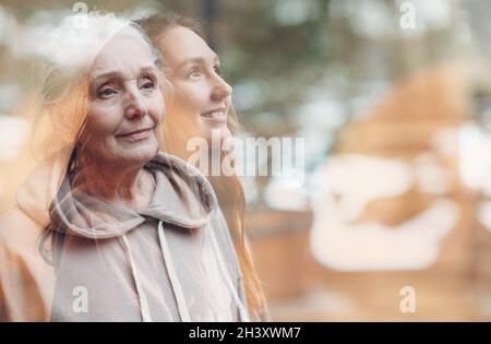 Le donne di nonna e di nipote raddoppiano l'immagine di esposizione. Ritratto donna giovane e anziana. Amore, sogni e felice famiglia relat Foto Stock