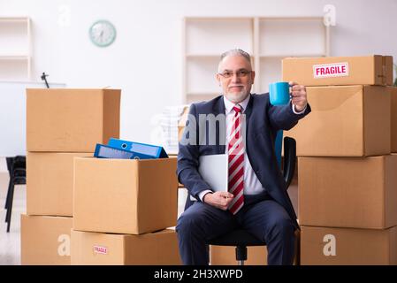 Vecchio dipendente di affari nel concetto di trasferimento Foto Stock