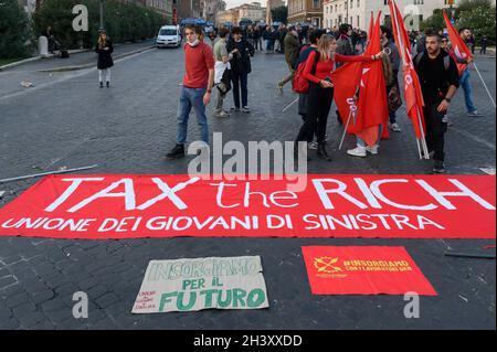 Roma, Italia. 30 Ott 2021. Una bandiera che dice "tassare i ricchi” visto durante la manifestazione.diversi gruppi, come il venerdì per il futuro, No Vax, No Green Pass, persone interessate a questioni sociali, come la disoccupazione e il clima, hanno dimostrato nel centro di Roma, contro la politica dei governi e il vertice del G20. (Foto di Valeria Ferraro/SOPA Images/Sipa USA) Credit: Sipa USA/Alamy Live News Foto Stock