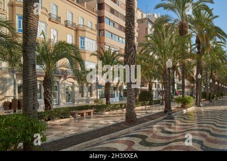 Alacant, la Explanada de España ad Alicante, Spagna con il suo design ondulato Foto Stock