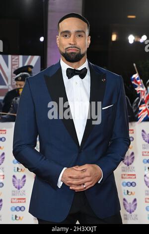 Londra, Regno Unito. 30 ottobre 2021. Ashley Banjo arriva al Pride of Britain Awards, presso il Grosvenor House Hotel di Londra. Data foto: Sabato 30 ottobre 2021. Il credito fotografico dovrebbe essere: Matt Crossick/Empics/Alamy Live News Foto Stock