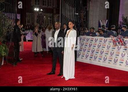 LONDRA - INGHILTERRA 30 OTT: Azuka Ononye e Alesha Dixon partecipano ai premi Pride of Britain in collaborazione con TSB al Grosvenor House Hotel di Park Street, Londra il 30 ottobre 2021. Foto di Gary Mitchell/Alamy Live News Foto Stock