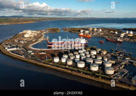 Grangemouth, Scozia, Regno Unito. 30 Ott 2021. NELLA FOTO: Vista aerea del drone della raffineria di petrolio di Ineos Grangemouth visto il giorno prima dell'inizio della Conferenza sul cambiamento climatico COP26 a Glasgow. Alla vigilia del vertice sui cambiamenti climatici, dove Greta Thunburg ha fatto piede a Glasgow a marzo più tardi nella settimana per far si che i leader mondiali si impegnassero a ridurre le emissioni e smettere di utilizzare combustibili fossili, il che rappresenta una minaccia diretta per il business della raffineria petrolifera di Grangemouth. Credit: Colin Fisher/Alamy Live News Foto Stock