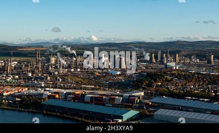 Grangemouth, Scozia, Regno Unito. 30 Ott 2021. NELLA FOTO: Vista aerea del drone della raffineria di petrolio di Ineos Grangemouth visto il giorno prima dell'inizio della Conferenza sul cambiamento climatico COP26 a Glasgow. Alla vigilia del vertice sui cambiamenti climatici, dove Greta Thunburg ha fatto piede a Glasgow a marzo più tardi nella settimana per far si che i leader mondiali si impegnassero a ridurre le emissioni e smettere di utilizzare combustibili fossili, il che rappresenta una minaccia diretta per il business della raffineria petrolifera di Grangemouth. Credit: Colin Fisher/Alamy Live News Foto Stock